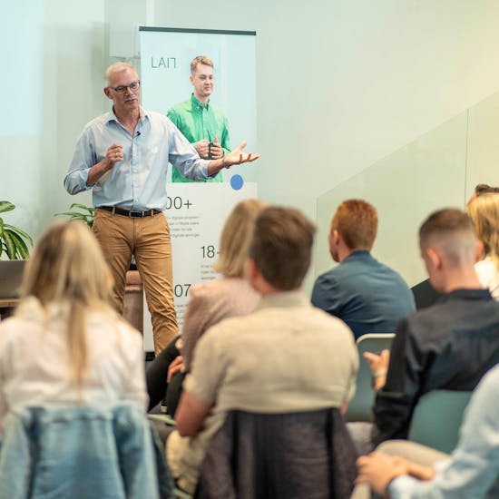 Lait direktør Gert Rasmussen taler til event