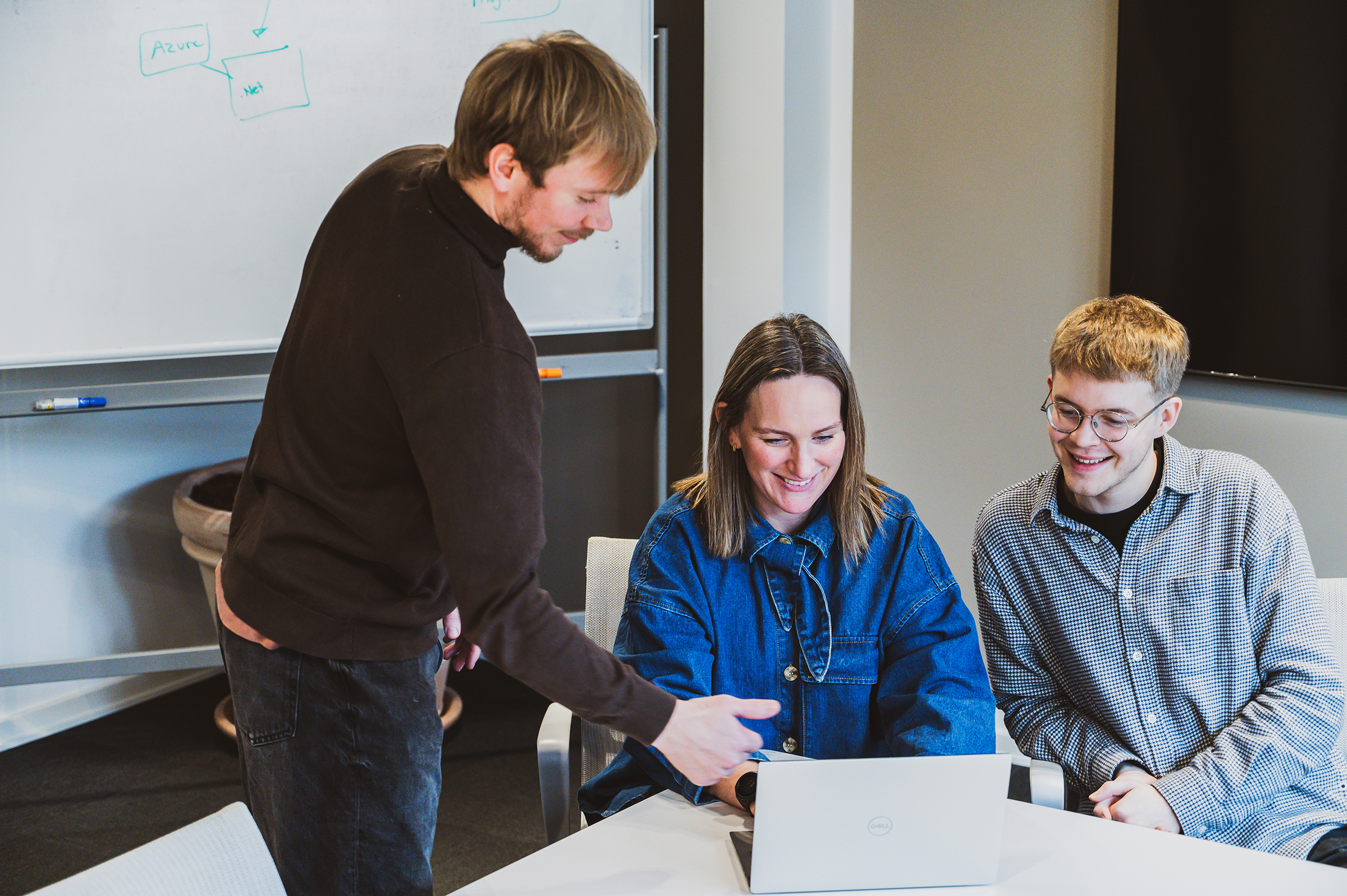 Tre lait kolleger igang med at udvikle et projekt